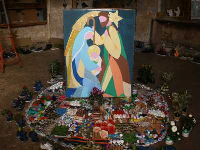 La stanza � dominata al centro dal presepe di cartone allestito per la riapertura della chiesetta, abbellito da ciottoli, fiori e scarpe da ginnastica colorate